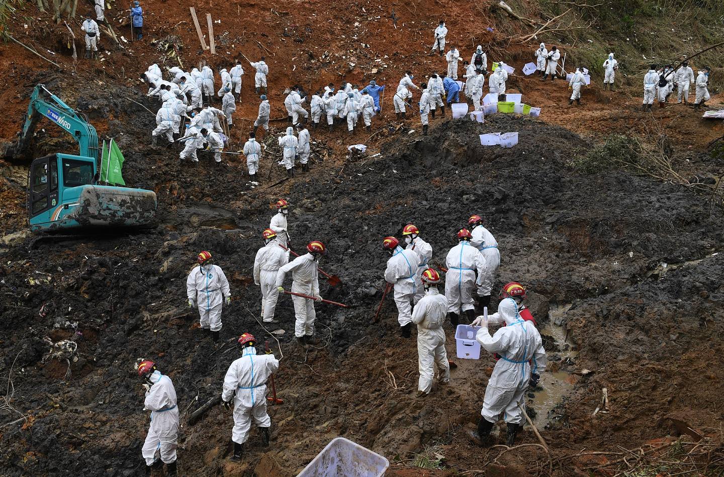 在東航MU5735航班墜機事故核心現場，搜救人員持續開展搜尋工作。（新華社）
