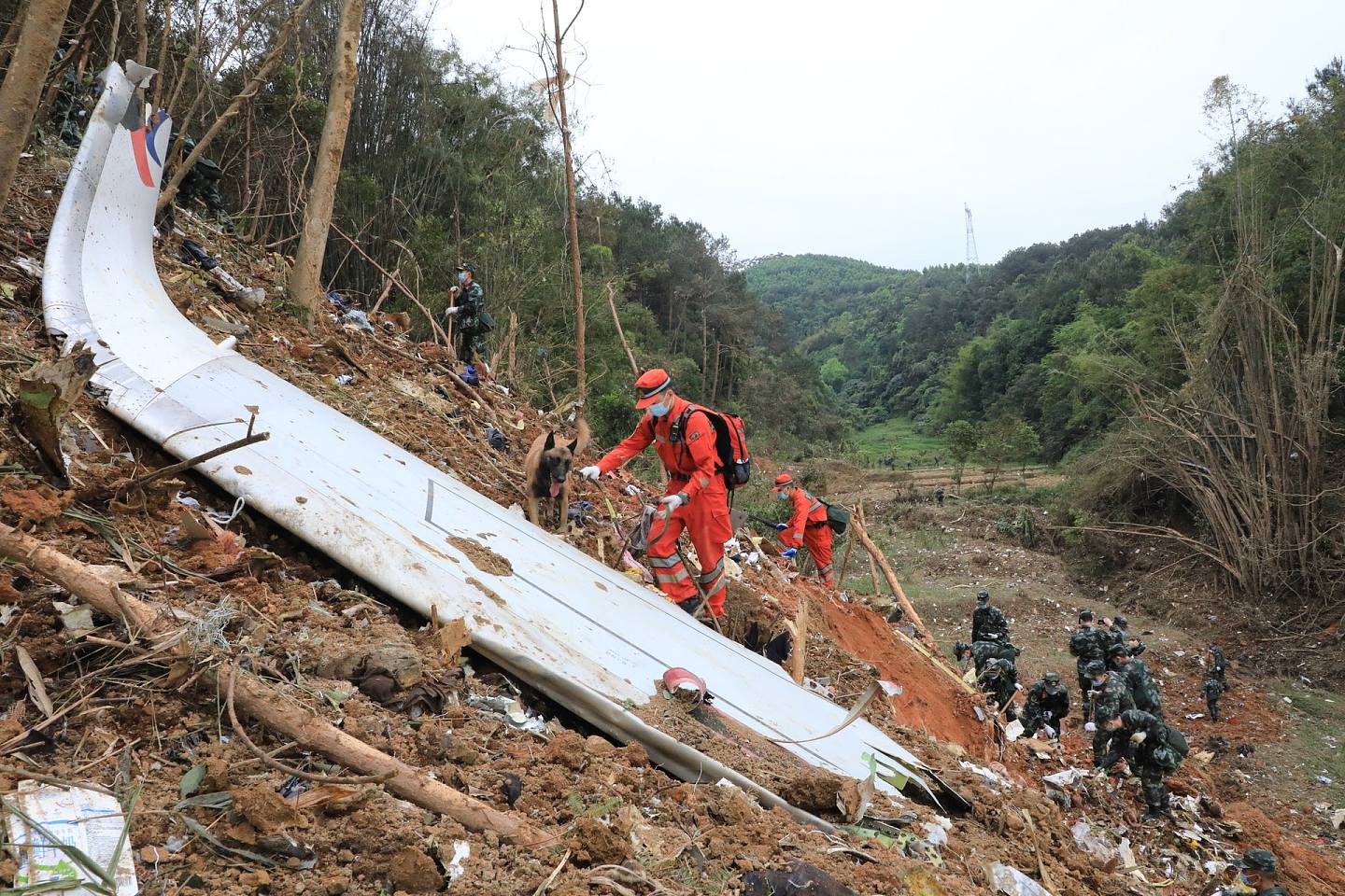 東航MU5735航班墜機事故現場核心區，救援隊持續搜索。（新華社）