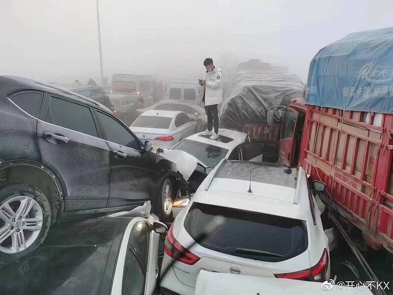 河南郑州市郑新黄河大桥今早发生严重连环车祸，上百辆车在桥面南北双向撞成一团。 （图撷自微博）