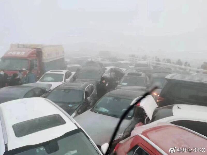 河南郑州市郑新黄河大桥今早发生严重连环车祸，上百辆车在桥面南北双向撞成一团。 （图撷自微博）