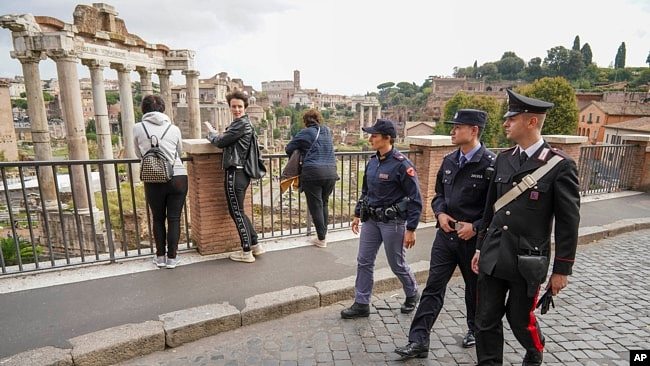 资料照片：意大利和中国警察在介绍联合巡逻项目的记者会结束后走过罗马的古罗马广场。(2019年11月5日)