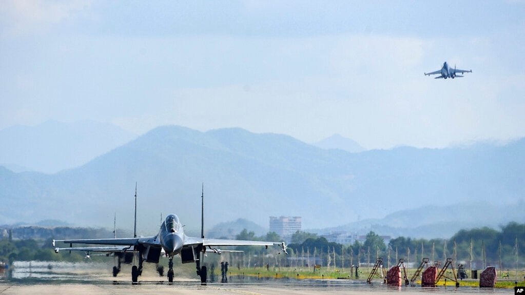 2022年8月4日，中国人民解放军东部战区空军和海军航空兵在中国一处不明地点飞行。