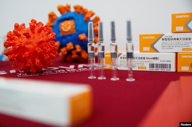 资料照：中国科兴公司在北京展示其研发生产的新冠病毒疫苗。（2020年9月24日）