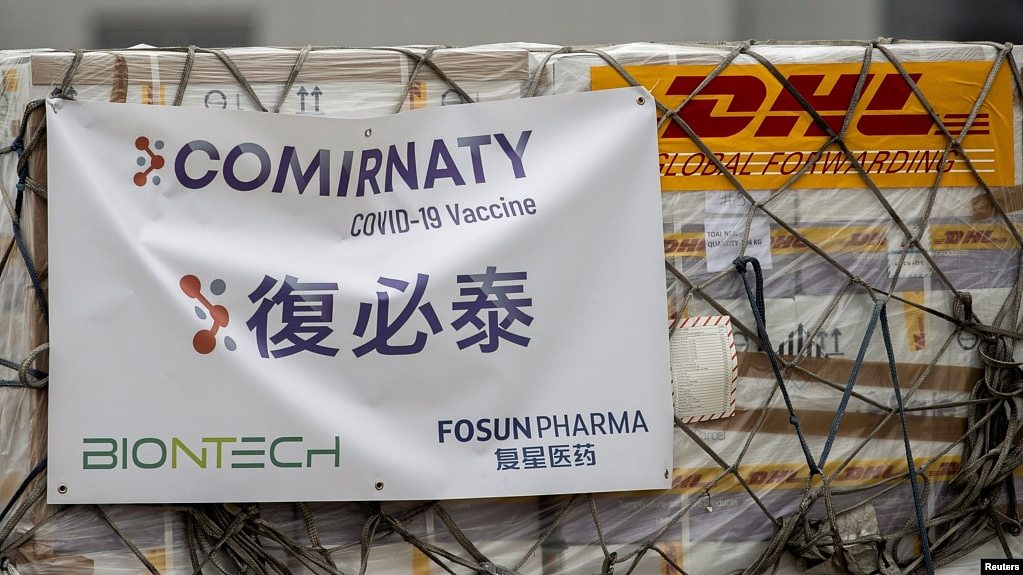 资料照：上海复星医药集团代理的美德合作研发新冠疫苗辉瑞（复必泰）运抵香港国际机场。（2021年2月27日）