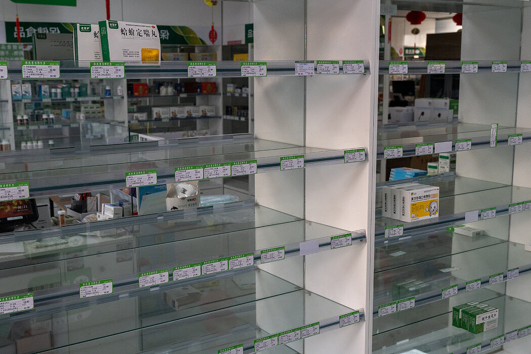 周二，北京一家药店的货架几乎空无一物。人们在微信上分享富余的发烧药物和新冠病毒检测试剂盒。