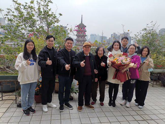 今年年初，广东广播电视台岭南戏曲频道一行人拜访前广州市市长黎子流（左四）和夫人邱姨（左五）。 互联网