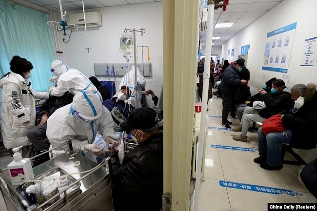 北京中日友好医院的医护人员在疫情爆发期护理染疫病人。(2022年12月27日)
