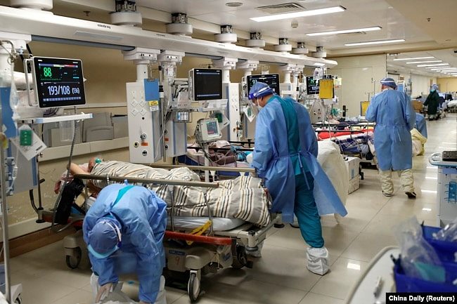 北京朝阳医院的医护人员在疫情爆发期护理ICU的重症病人。(2022年12月27日)