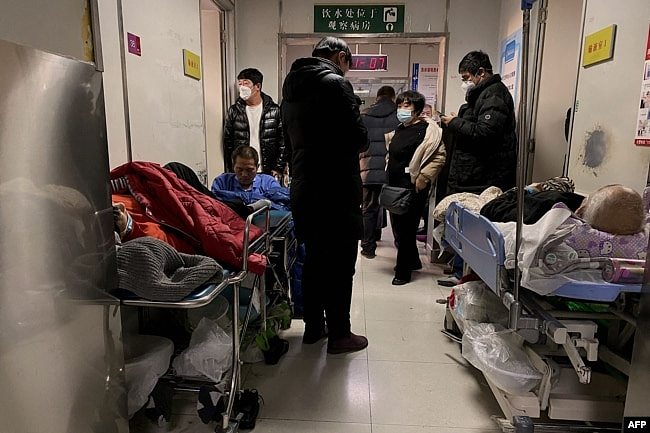 中国天津第一中心医院走廊里的染疫病人。(2022年12月28日)