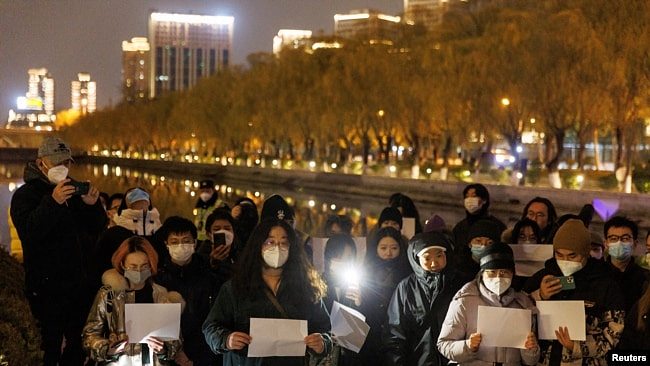北京民众走上街头举起白纸抗议当局严厉的防疫封控措施。（2022年11月27日）