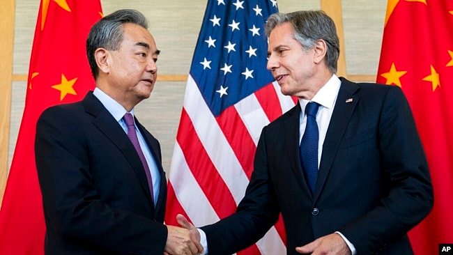 2022年7月9日，美国国务卿布林肯(右)在印度尼西亚度假胜地巴厘岛努沙杜瓦与中国外交部长王毅握手。