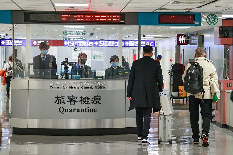 因中國疫情升溫，指揮中心今天宣布明年1月1日零時起到31日，對中國來台航班乘客進...
