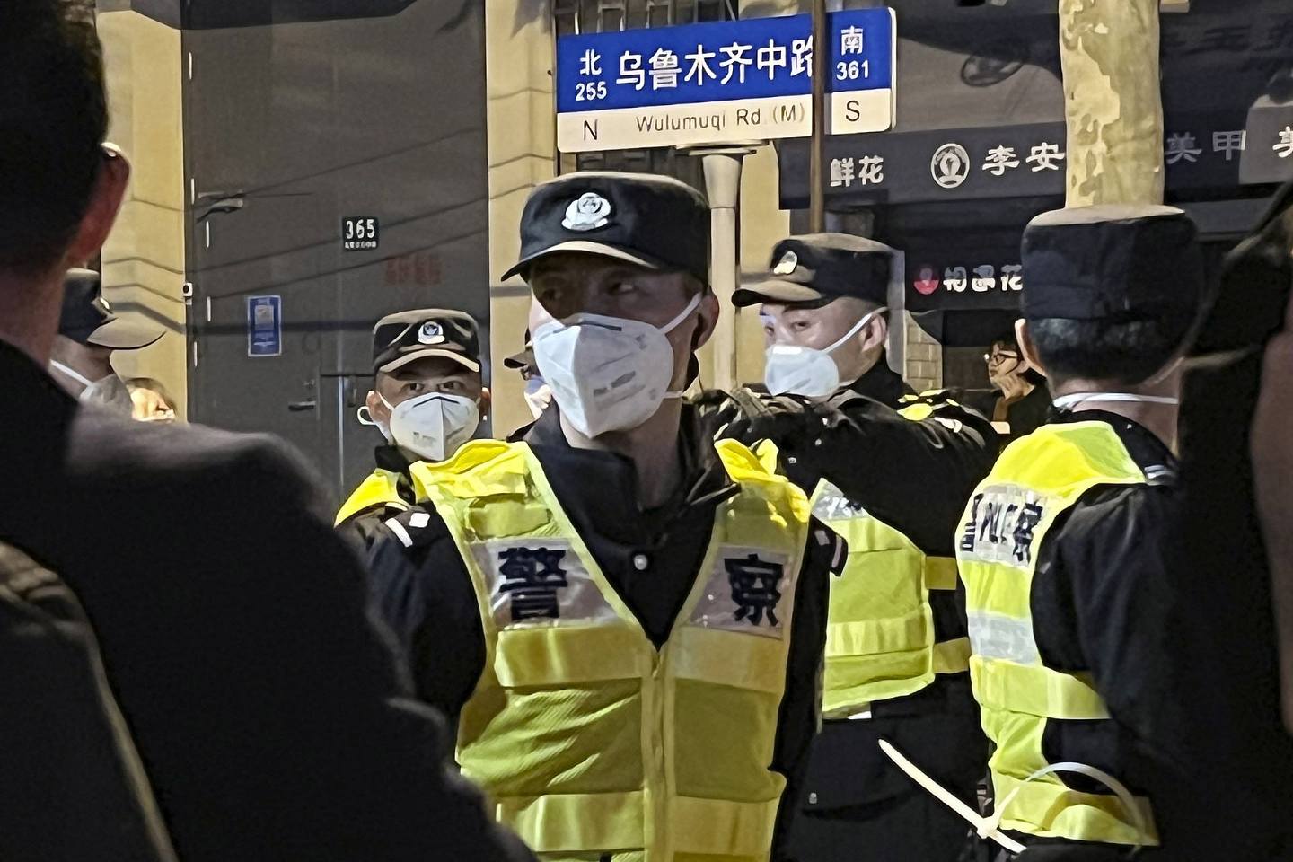 11月27日，大批民眾在上海市烏魯木齊中路集結示威，現場有大量警力。（美聯社）