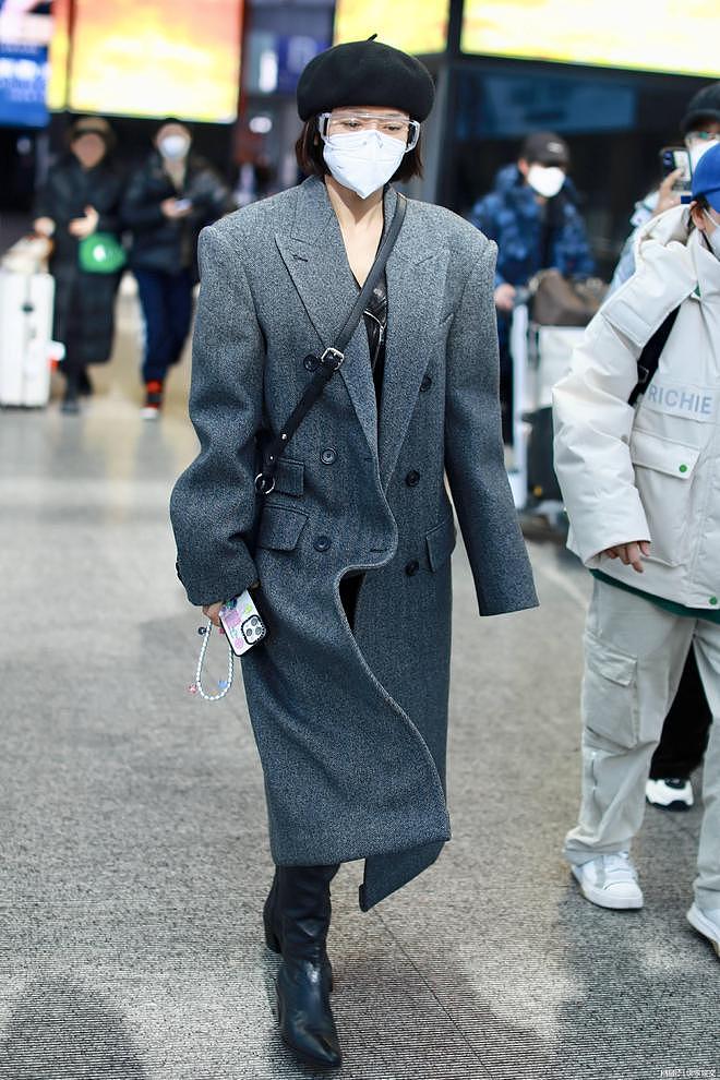 【时尚】43岁秦岚现身机场！为防新冠戴N95配护目镜，一身长款风衣有风格（组图） - 2