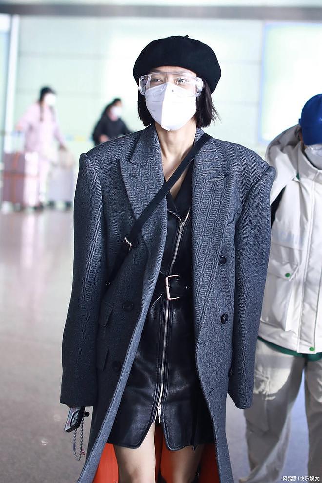 【时尚】43岁秦岚现身机场！为防新冠戴N95配护目镜，一身长款风衣有风格（组图） - 5