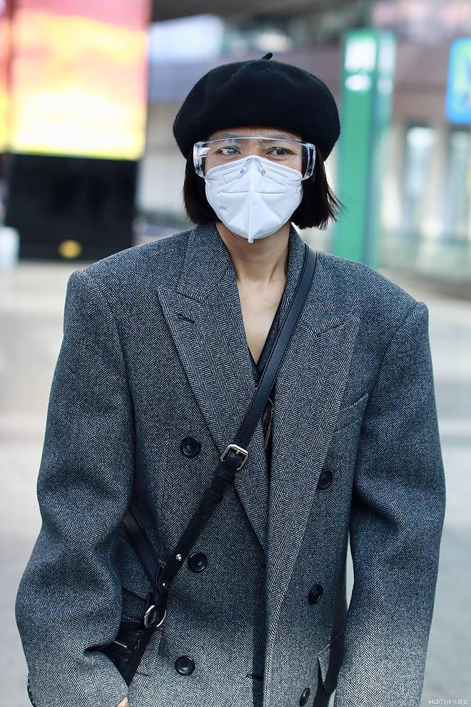 【时尚】43岁秦岚现身机场！为防新冠戴N95配护目镜，一身长款风衣有风格（组图） - 1