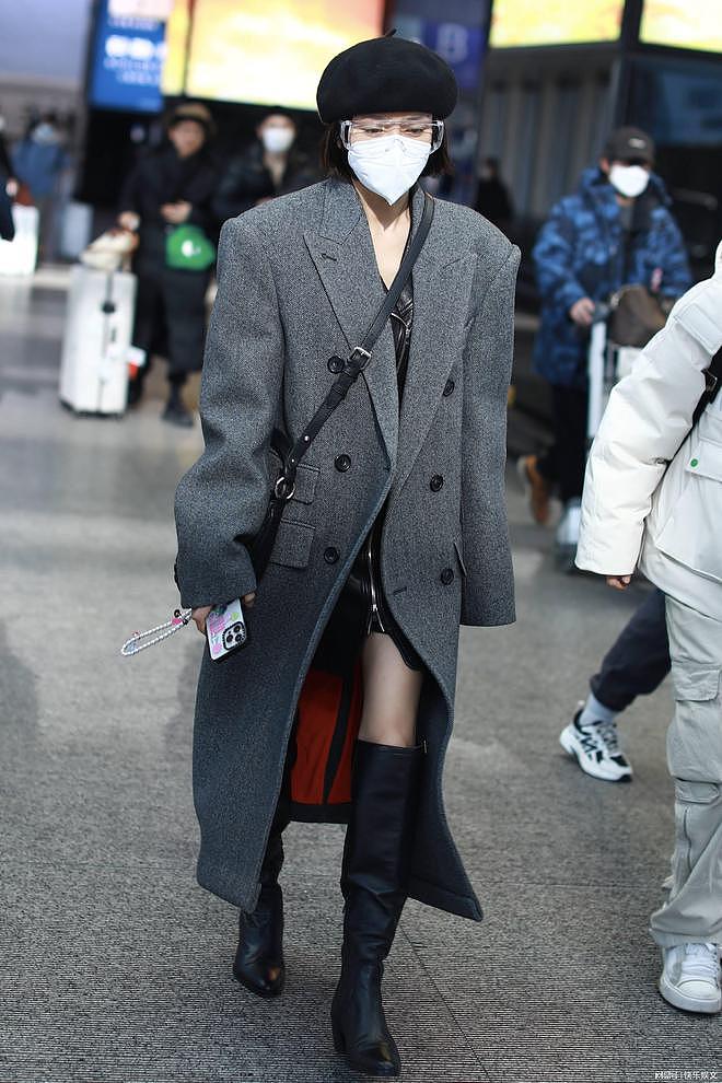 【时尚】43岁秦岚现身机场！为防新冠戴N95配护目镜，一身长款风衣有风格（组图） - 4