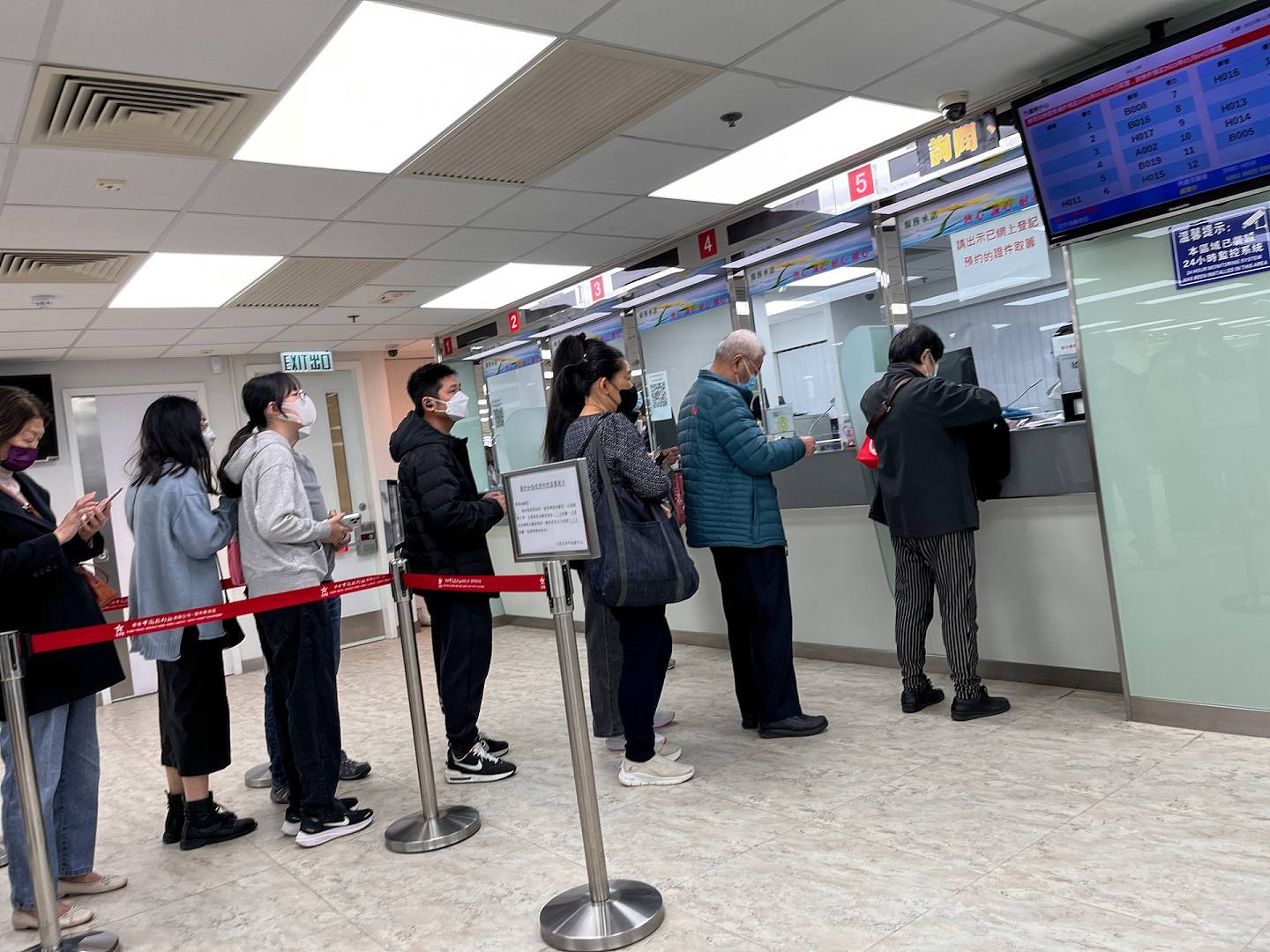 中旅證件服務九龍東中心12月28日有大批市民到來辦理回鄉證，以便2023年1月初香港與內地實施免檢疫「通關」後北上。（香港01記者攝）
