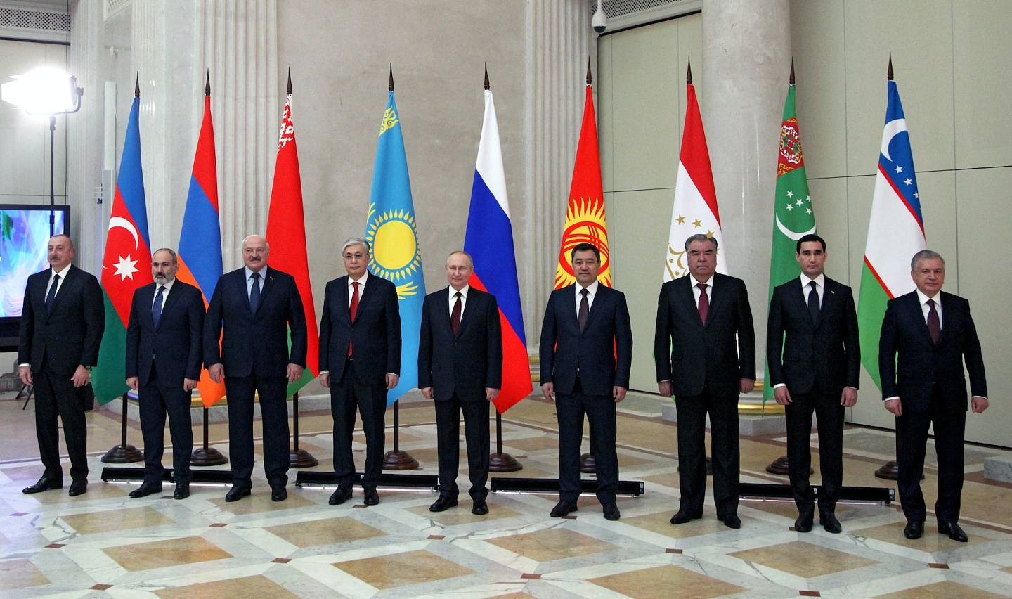 2022年12月26日，（左起）阿塞拜疆總統阿利耶夫、亞美尼亞總理帕希尼揚、白羅斯總統盧卡申科、哈薩克斯坦總統托卡耶夫、俄羅斯總統普京、吉爾吉斯斯坦總統扎帕羅夫、塔吉克斯坦總統拉赫蒙、土庫曼斯坦總統別爾德穆哈梅多夫及烏茲別克斯坦總統米爾濟約耶夫出席在聖彼得堡舉行的獨聯體峰會。（Reuters）