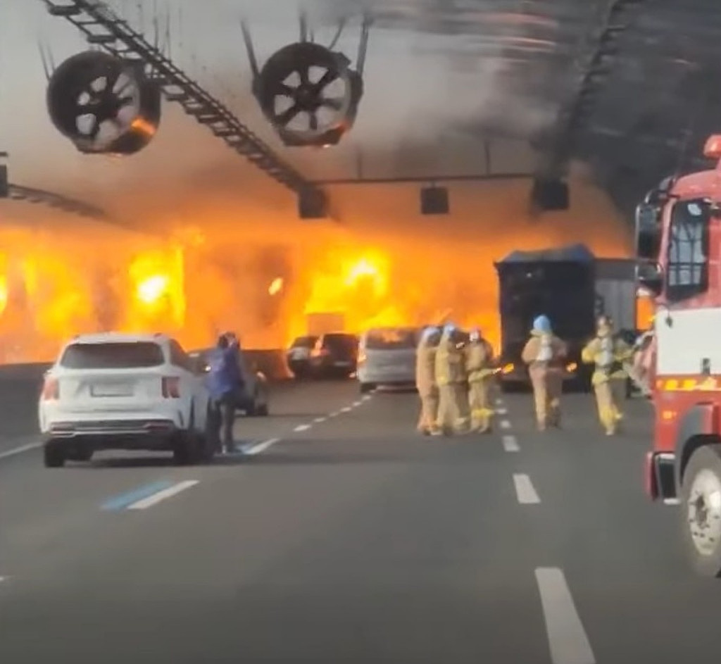 货车随即起火引发大火。 影片截图
