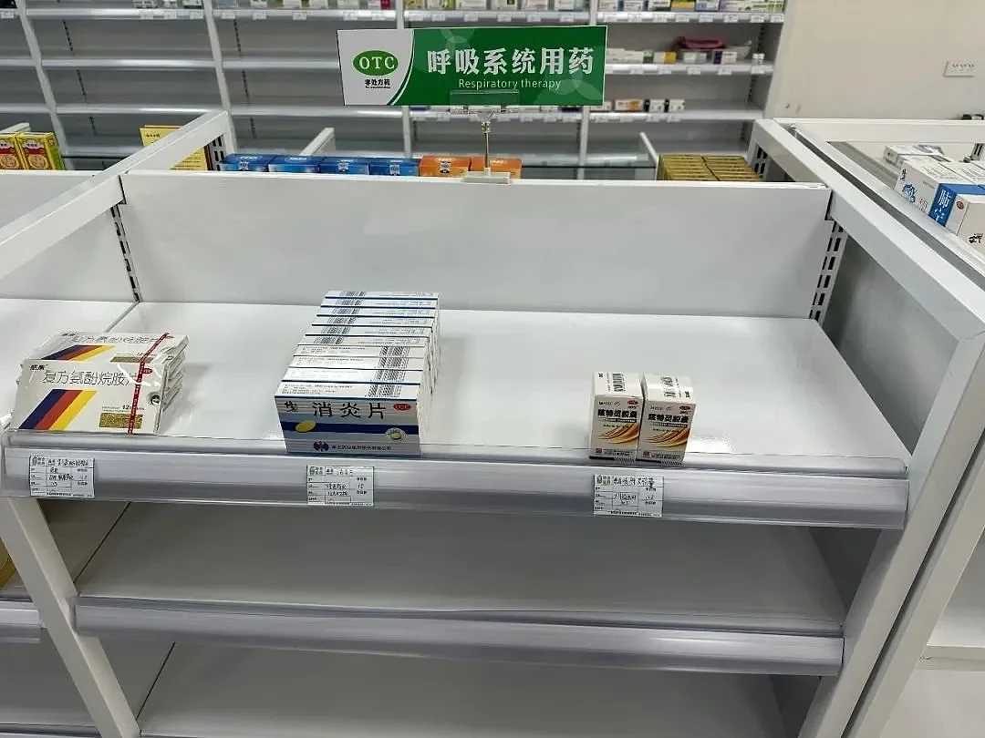 一家药店的呼吸系统用药几乎被买空，图源：视觉中国