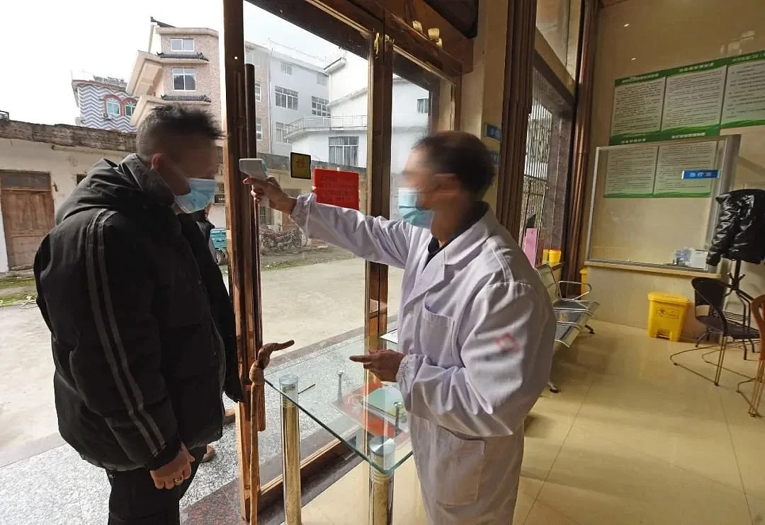 医生正在为就诊村民测体温（图文无关），图源：视觉中国