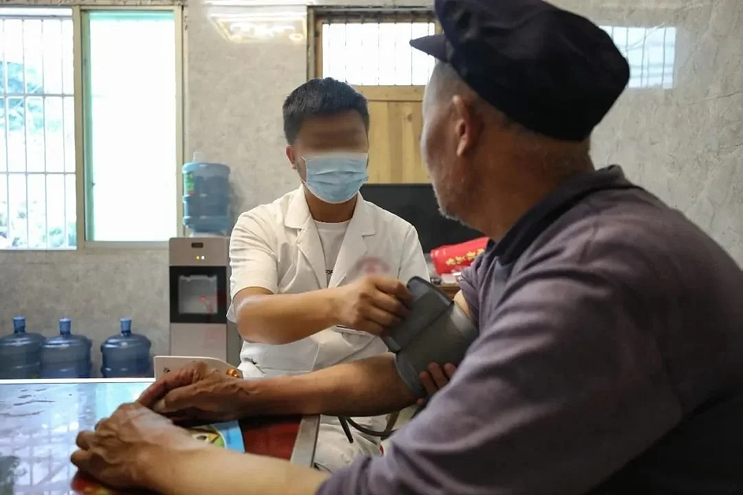 乡镇卫生院医生正在为老人看病，图源：视觉中国