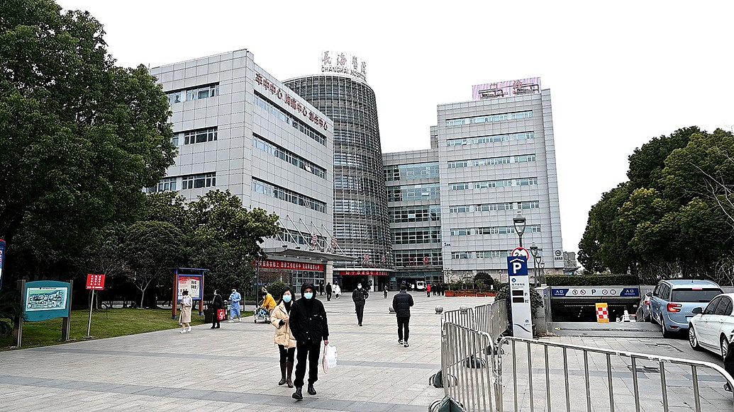 12月29日，上海长海医院，急诊大楼。本文图片均为 澎湃新闻记者 张呈君 图