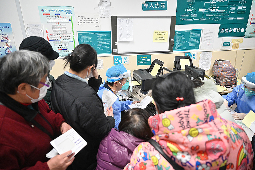 12月29日，上海长海医院急诊，由于就诊量大，医生被病人包围，经常连续8小时坐着不动接待病人。