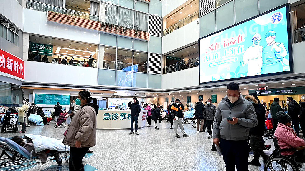 12月29日，上海长海医院急诊大厅，由于重症病人多，滞留在急诊一楼的临时留观病人超过100人。