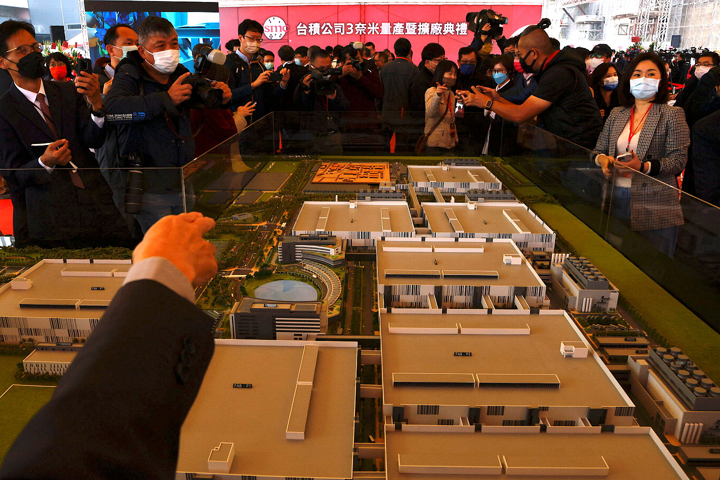 2022年12月29日，人们在台湾南部城市台南开始量产其最先进的3纳米芯片的仪式上查看台积电工厂地图模型。（路透社）