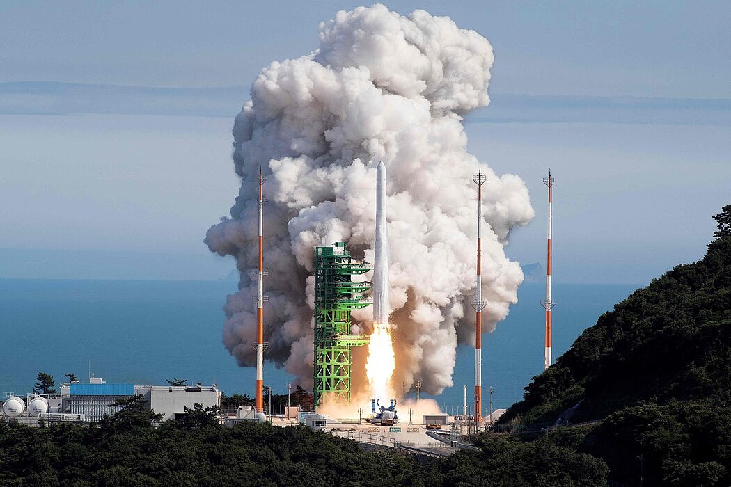 今年6月，韩国首枚自制太空火箭“世界号”发射升空。