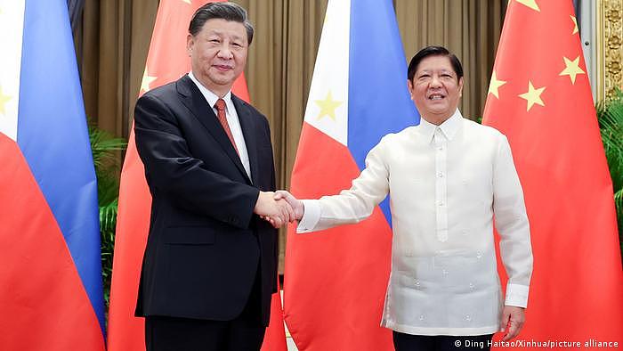 中国领导人习近平与菲律宾总统马科斯11月17日在泰国曼谷会晤