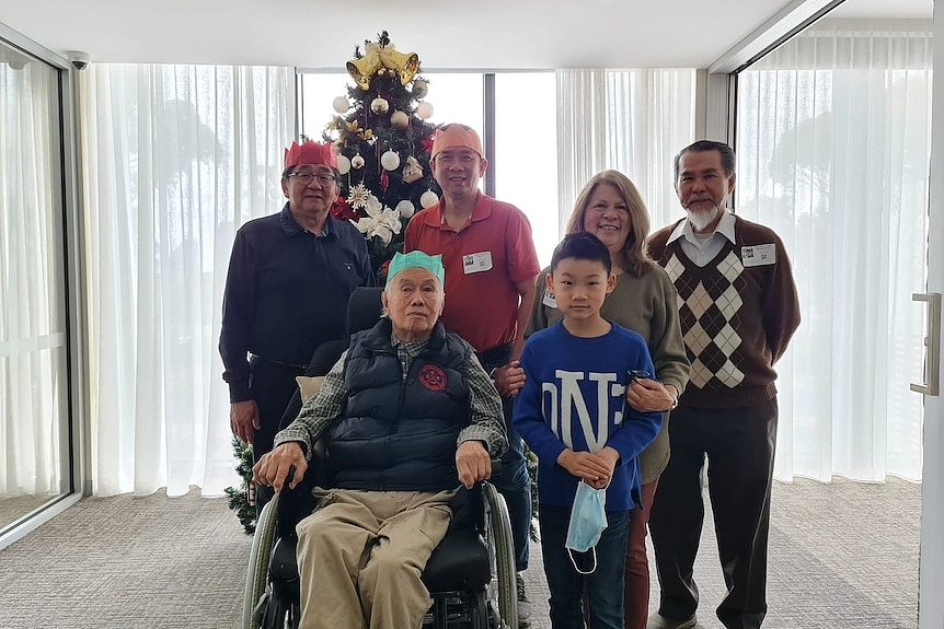 2021年圣诞节，李锦球先生（坐轮椅者）与苏其源（后排左一）等人在一起。