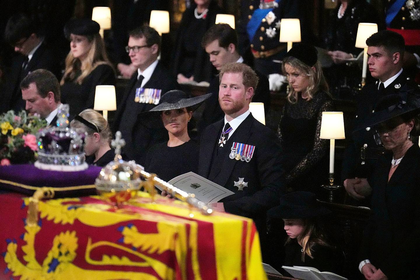 哈里和梅根: 图为2022年9月19日，英国哈里王子和妻子梅根在温莎堡出席英女王的葬礼。 （Getty）