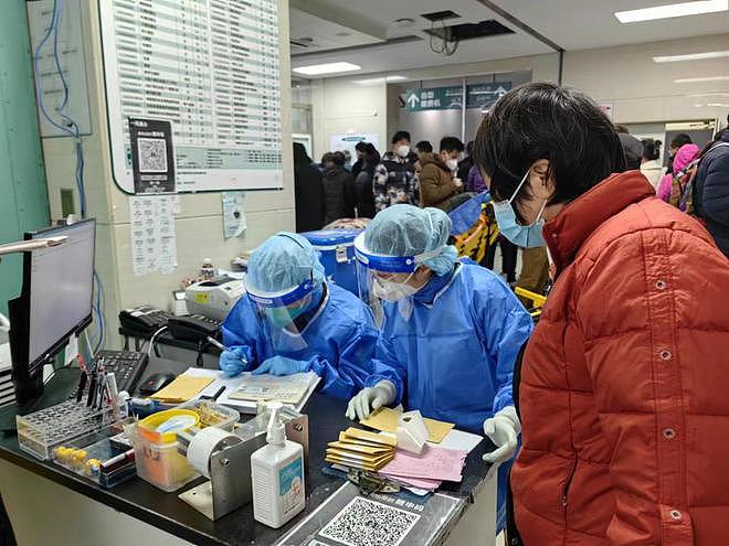 上海“重症高峰已慢慢出现”， 医院呼吁分流就诊让出“生命通道”（组图） - 4