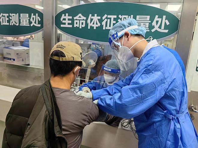 上海“重症高峰已慢慢出现”， 医院呼吁分流就诊让出“生命通道”（组图） - 5