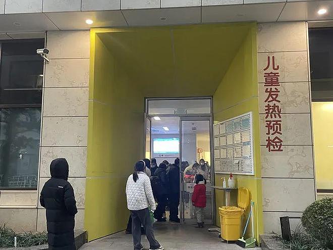 上海“重症高峰已慢慢出现”， 医院呼吁分流就诊让出“生命通道”（组图） - 12