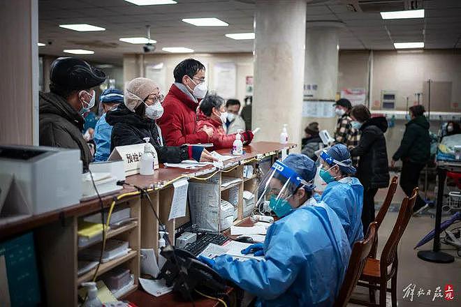 上海“重症高峰已慢慢出现”， 医院呼吁分流就诊让出“生命通道”（组图） - 14