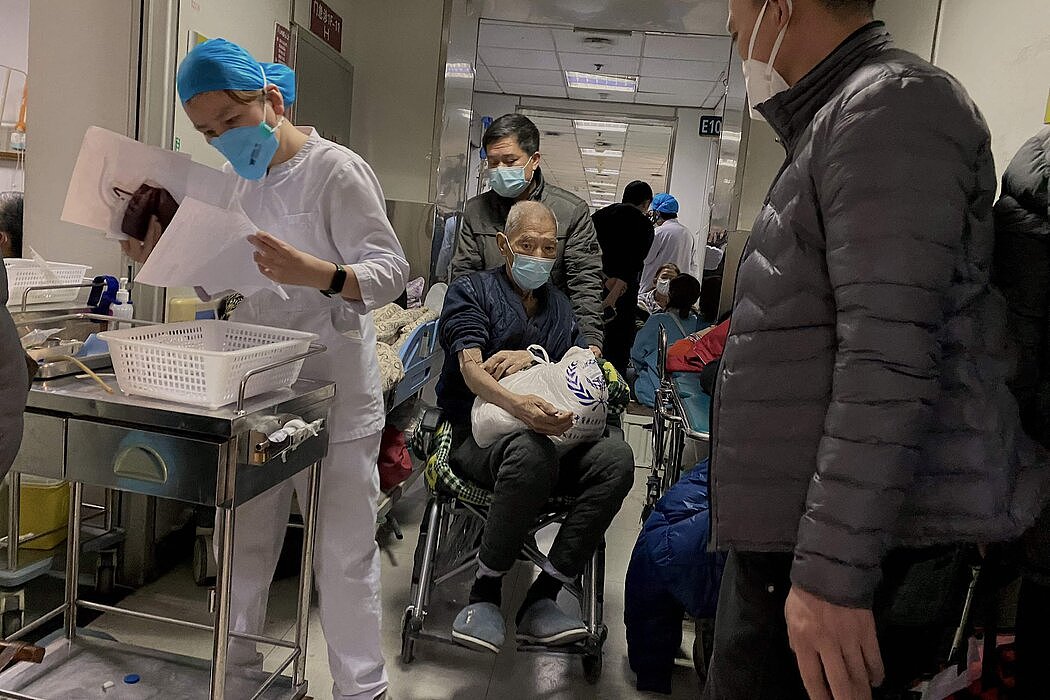 天津一家医院走廊里挤满了新冠病毒疾病患者，摄于周三。