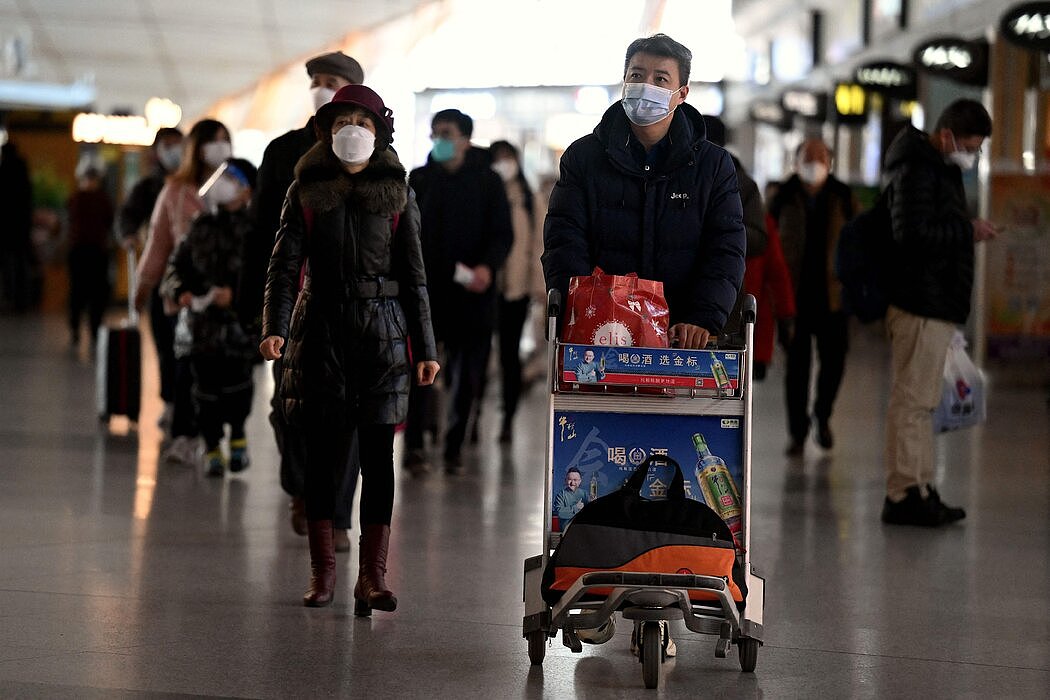 北京机场航站楼内的旅客，摄于周四。随着中国放宽对入境旅客的限制，一些国家正在对来自中国的旅客实行新规定。