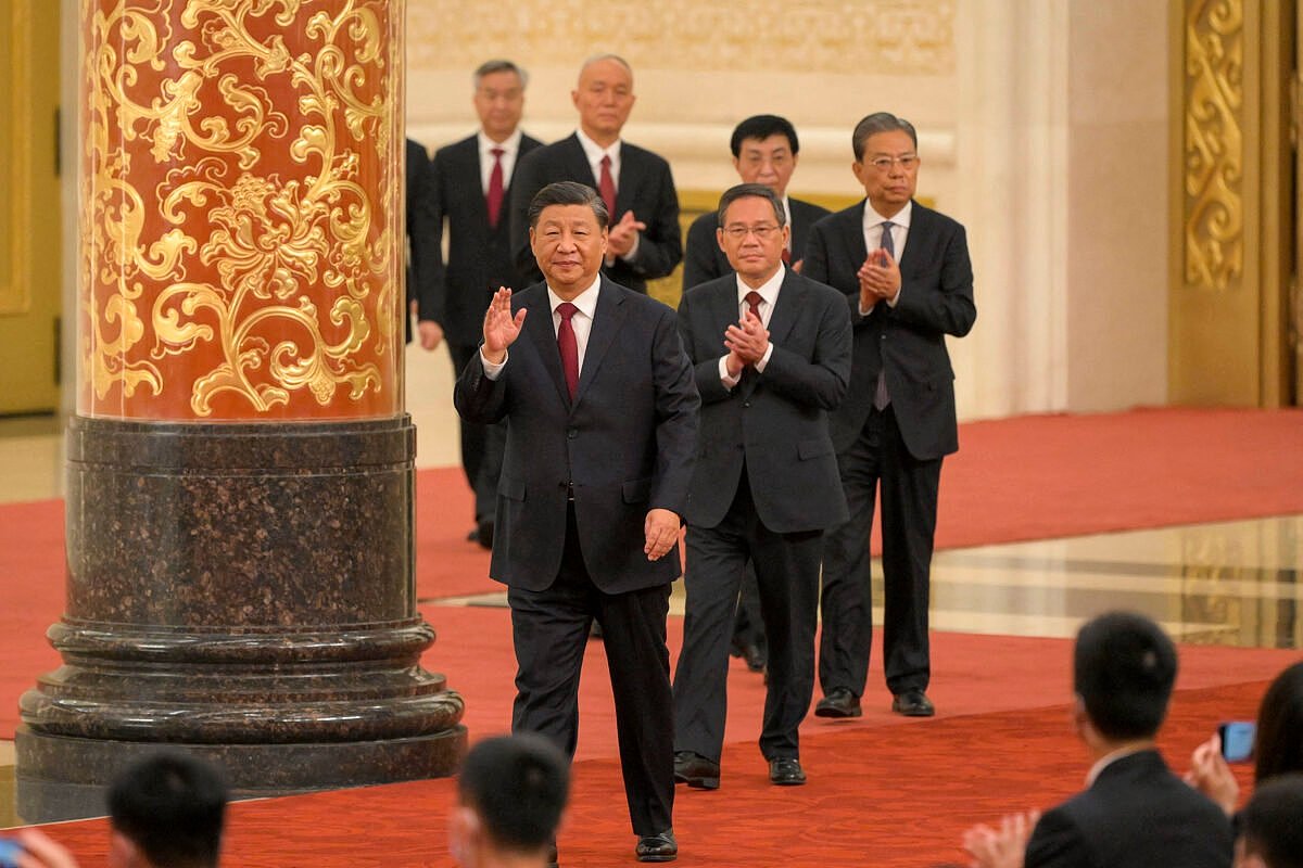 中共总书记习近平10月23日率领新一届中共中央政治局常委，在北京人民大会堂会见中外记者。（图取自法新社）
