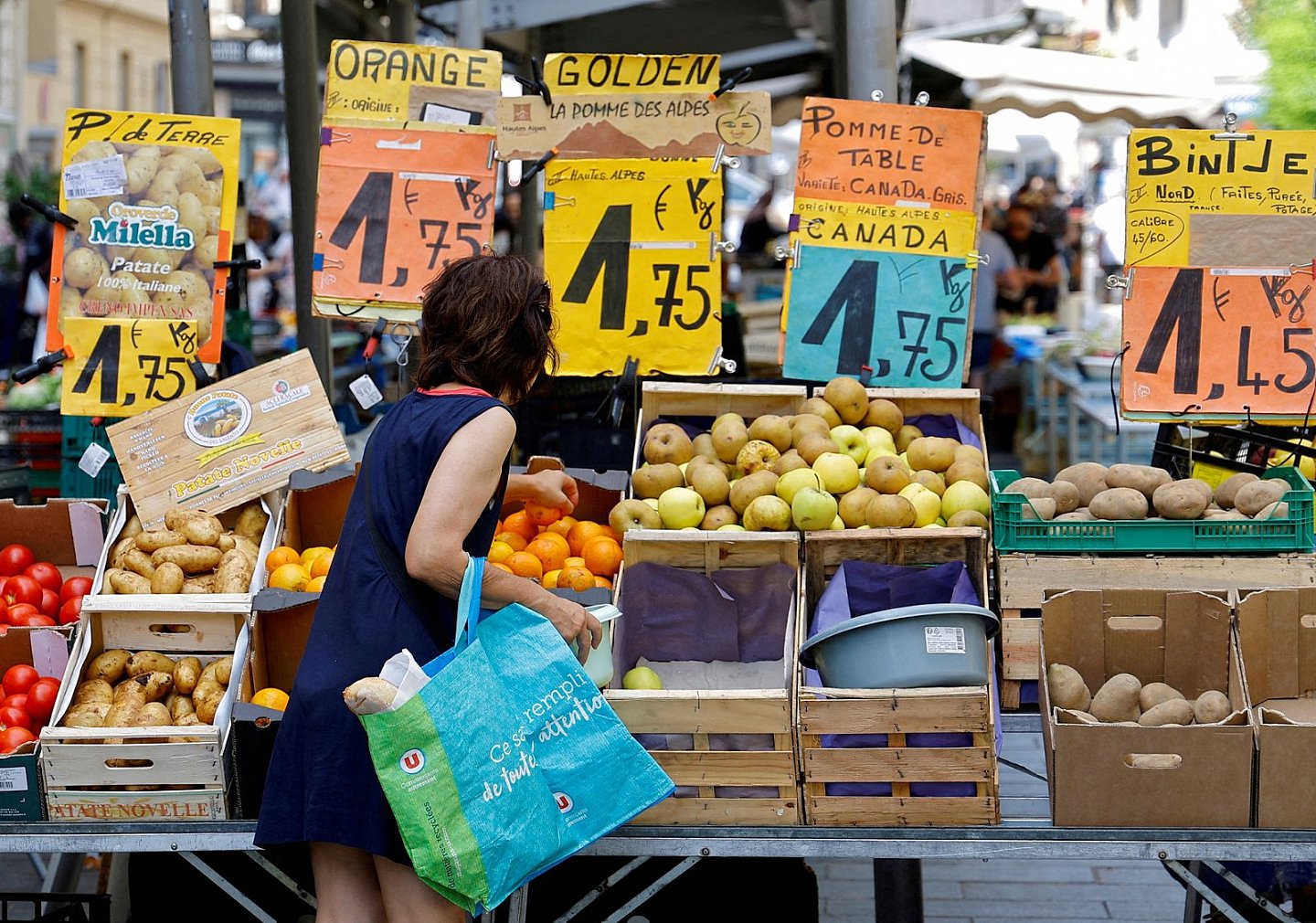 民众在意大利尼斯选购蔬果。（路透社档案照）