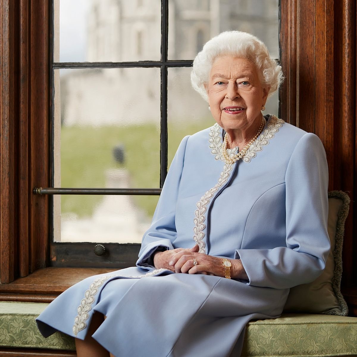 英国白金汉宫9月18日发布已故女王伊丽莎白二世，今年5月在温莎城堡拍摄的肖像照。（图取自英国王室/路透社）