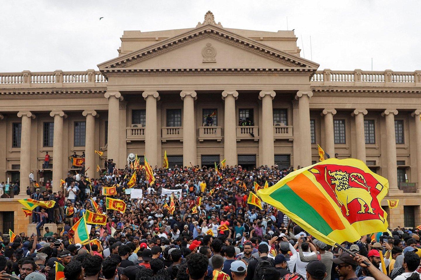 斯里兰卡经济危机恶化，引起人民不满，举行大规模示威，7月9日抗议者占领总统府。（图取自路透社）