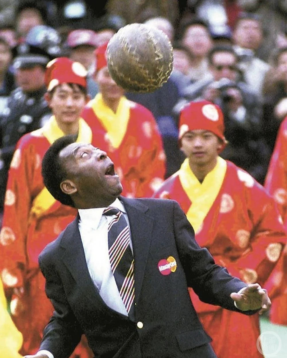 ▲2002年3月，贝利在北京八达岭长城尝试蹴鞠，展示他的球技。