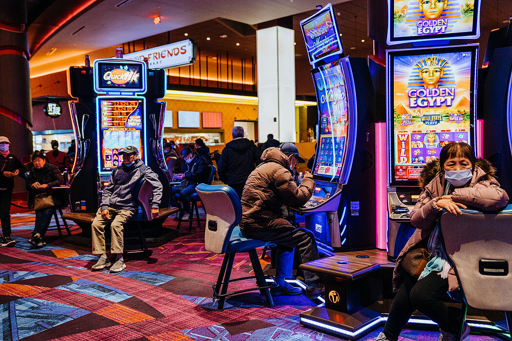 许多移民乘坐赌场巴士不是为了赌博，而是为了向其他玩家出售他们获得的免费老虎机代金券，这是他们的主要收入形式。