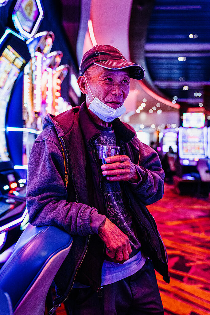 经常去卡茨基尔名胜世界的郑国富（音）说，在他难以找到工作的时候，乘坐赌场巴士让他赚到了钱。