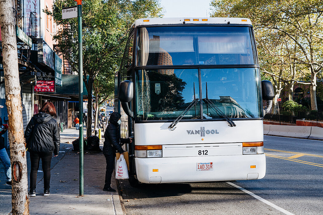 一辆从曼哈顿华埠接送乘客的巴士，这是纽约市每天开往卡茨基尔名胜世界赌场的几辆巴士之一。
