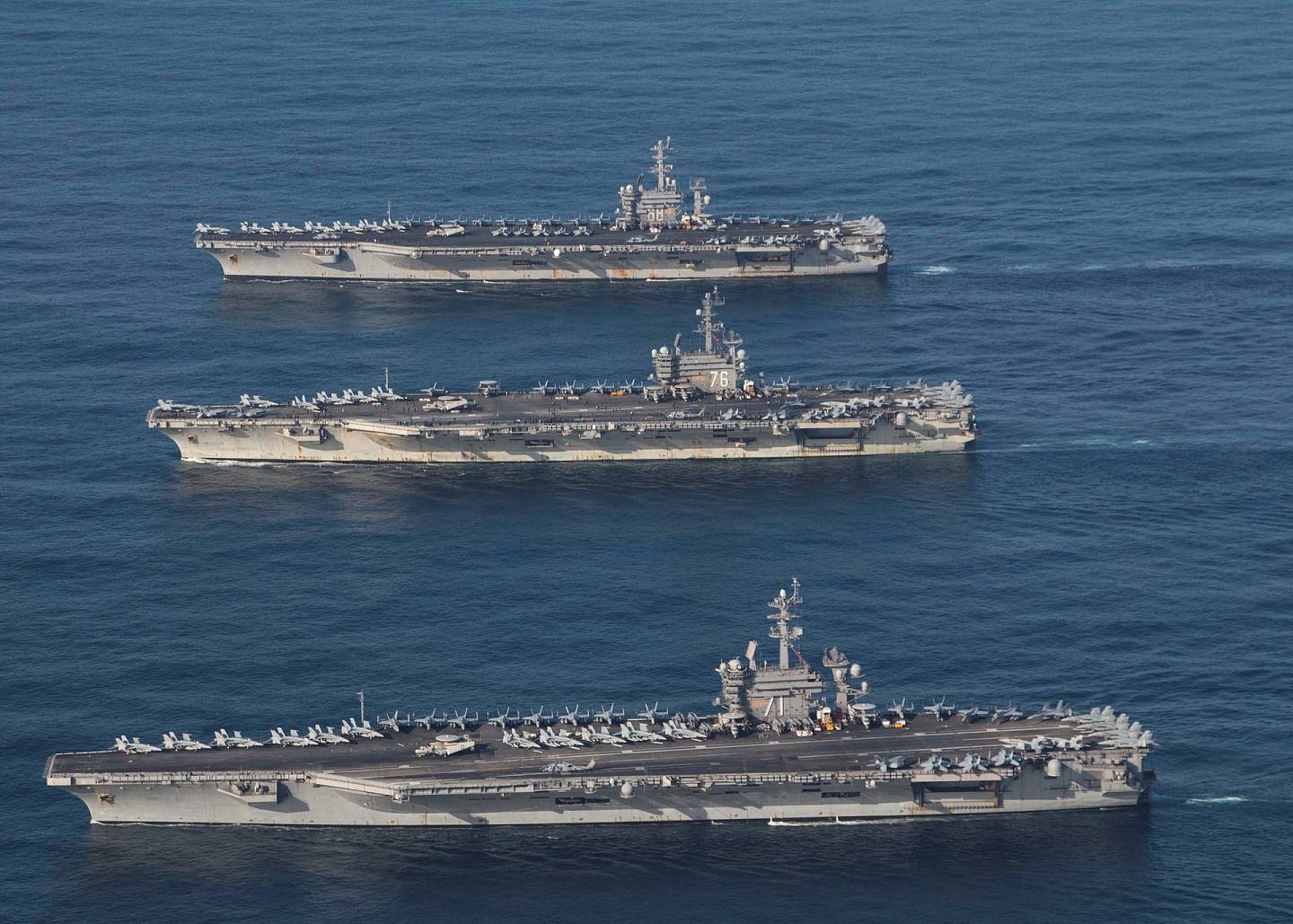 圖為美軍3個航母戰鬥群2017年11月11日至14日間，齊集西太平洋，參與軍事演習，為10年來首次。（路透社）